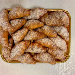 Cornetti dolci con crema e cioccolato