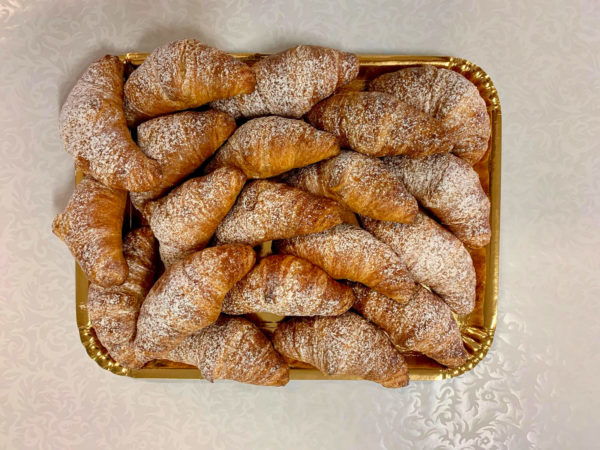 Cornetti dolci con crema e cioccolato